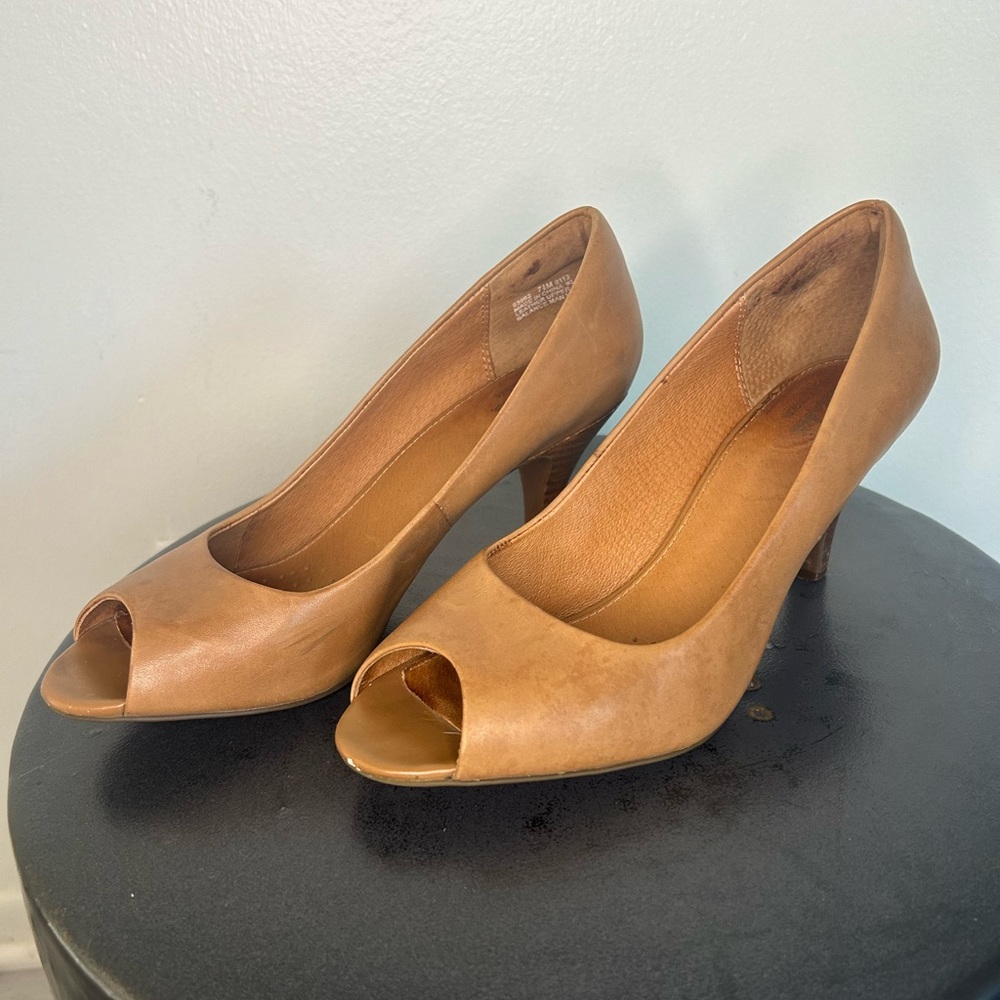 Clark’s Carmel Leather Kitten Heel